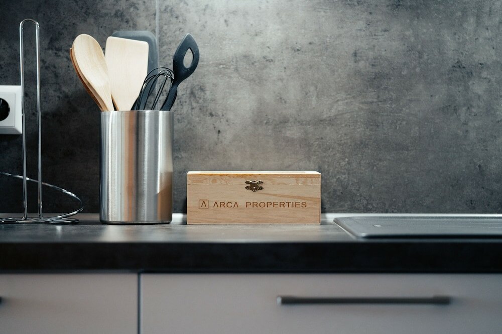 Фото Bright Chic 1br Apt w Balc & Prkg