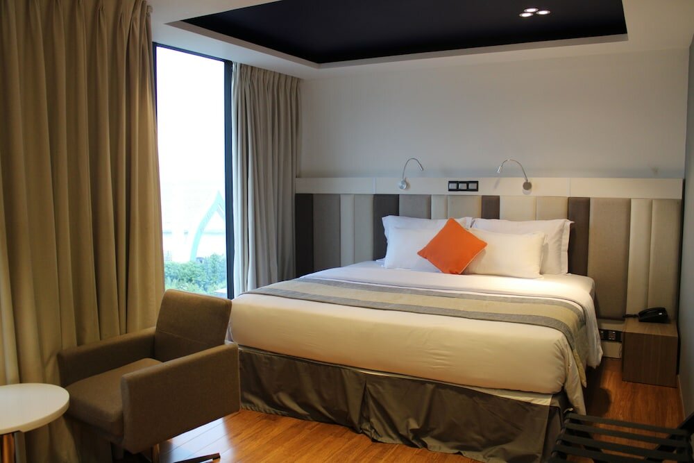 Фото Beehive Premier