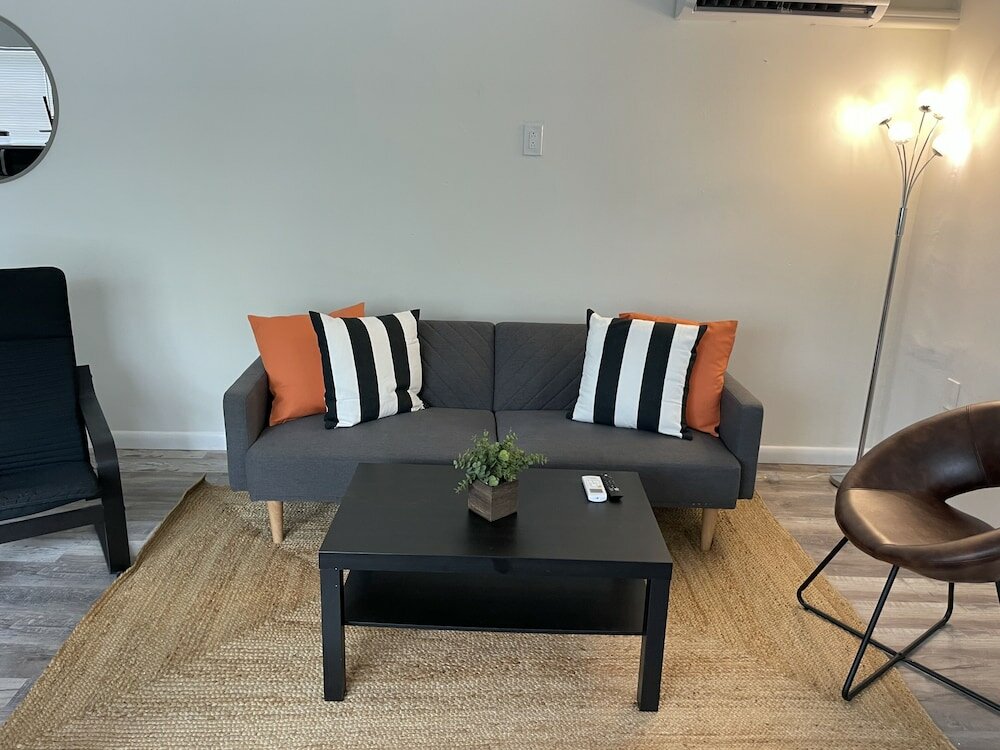 Фото Building next to CocoWalk & Brickell