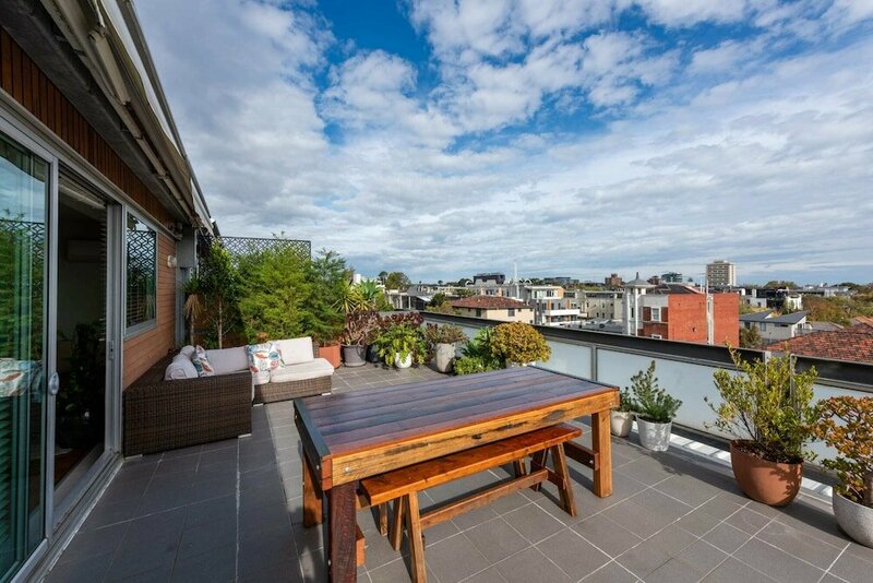 Гостиница Beautiful 1-bed in St Kilda w Parking & Terrace в Мельбурне