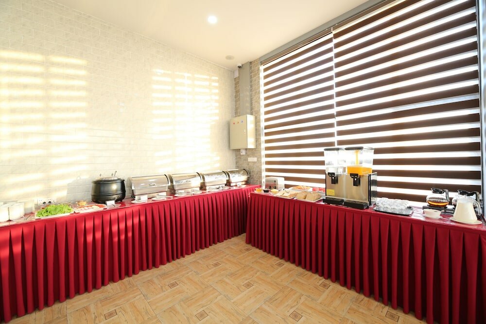 Фото Royal Peacock Hotel