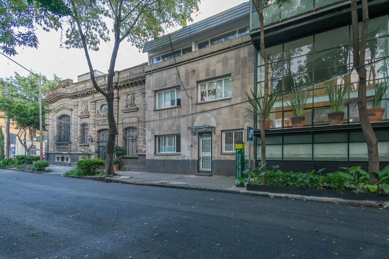 Гостиница Juub Newly Renovated cozy apt w/terrace at La Roma в Мехико