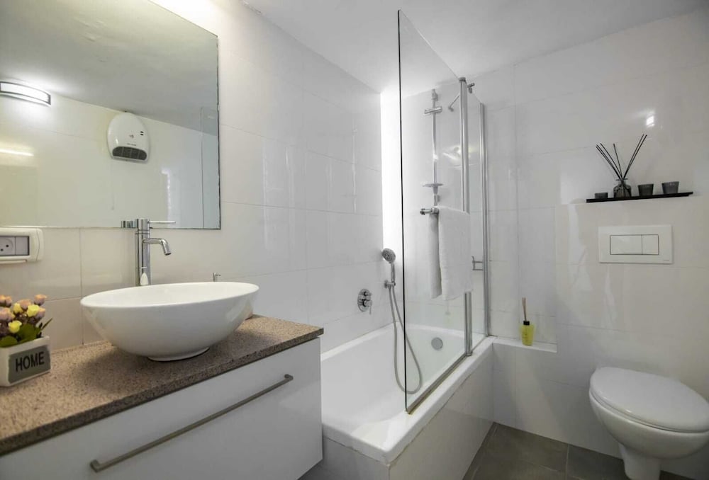 Фото Art Apartment Near Mamila best Location 1