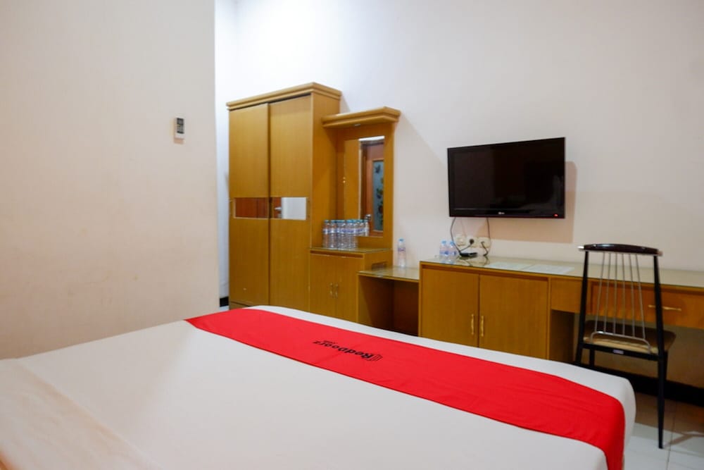 Фото RedDoorz near Monumen Habibi Ainun