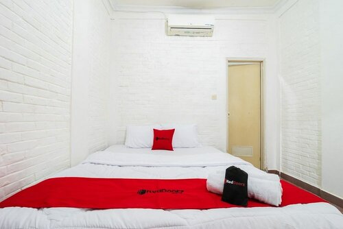 Гостиница RedDoorz near Universitas Pamulang