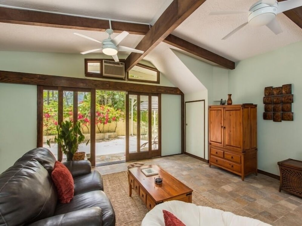 Фото Helen's Beach House 6 Bedroom Home by Redawning