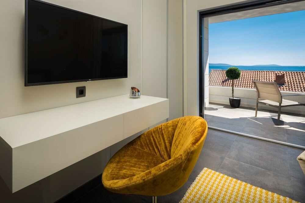 Фото Beachfront Villa Azzurro With Pool