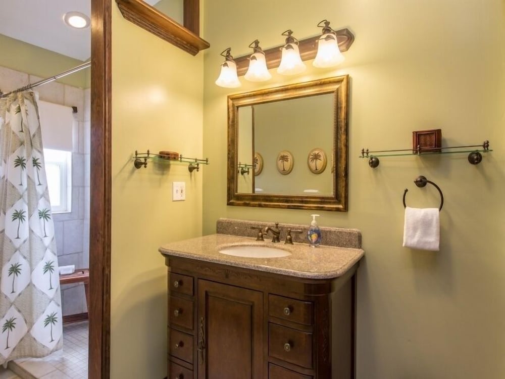 Фото Helen's Beach House 6 Bedroom Home by Redawning