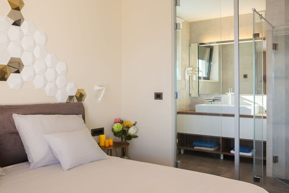 Фото Beachfront Villa Azzurro With Pool