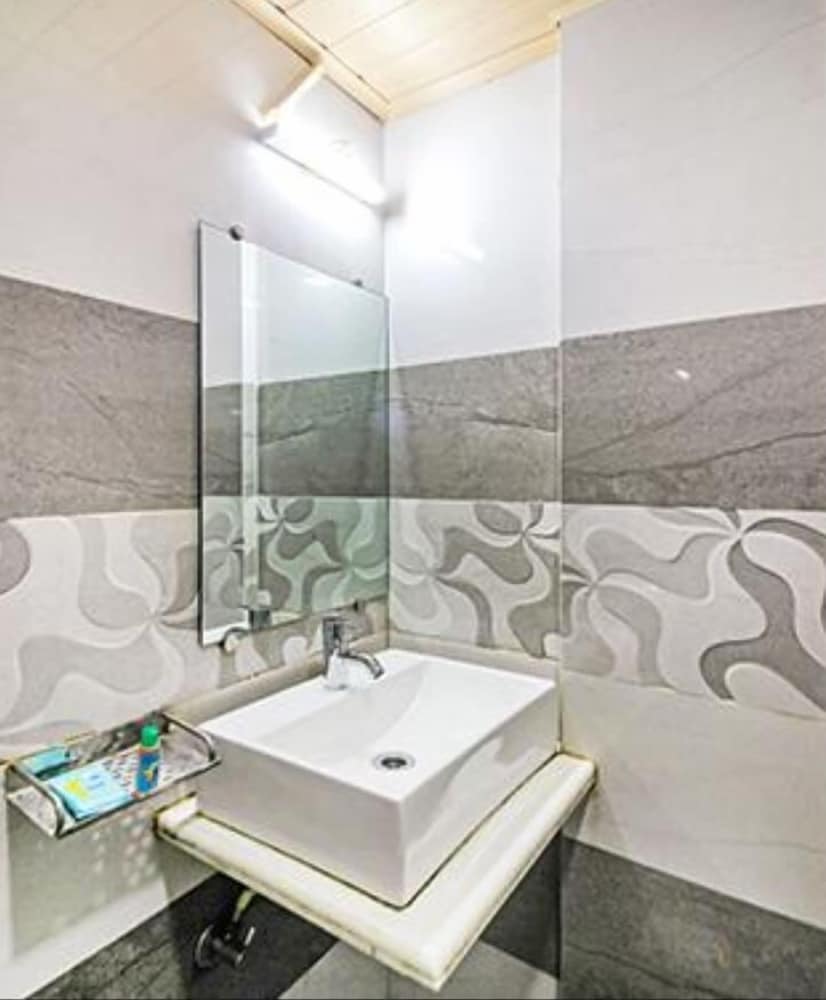 Фото FabExpress Jogeshwari West