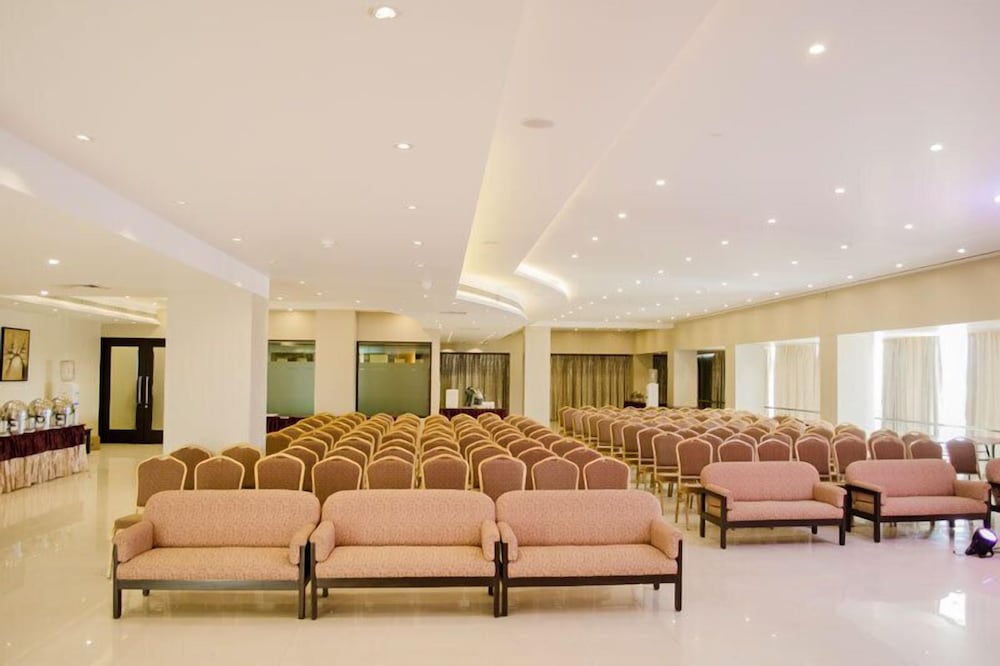 Фото Fabhotel Ambience Executive