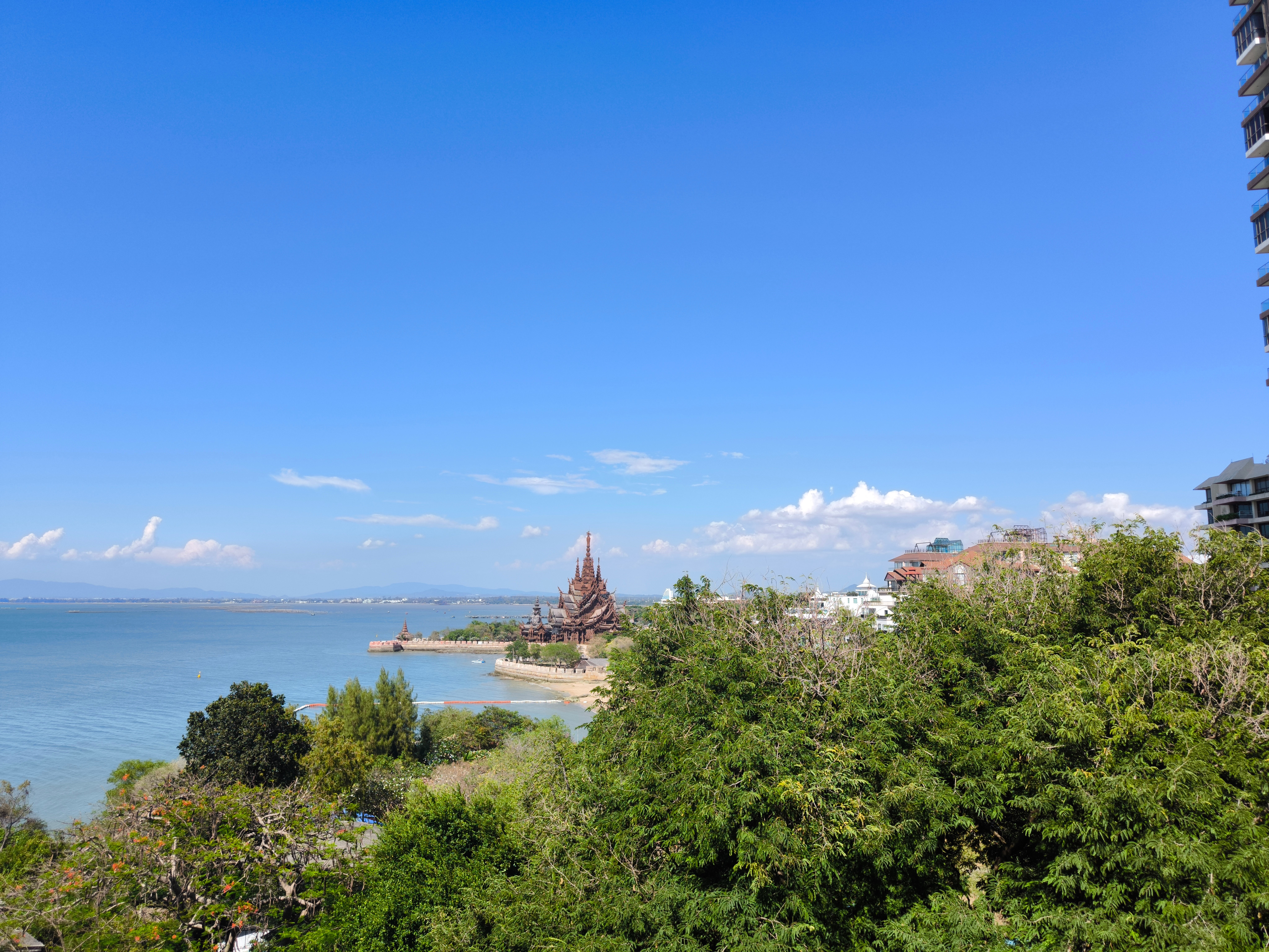 Фото Golden Tulip Pattaya Beach Resort