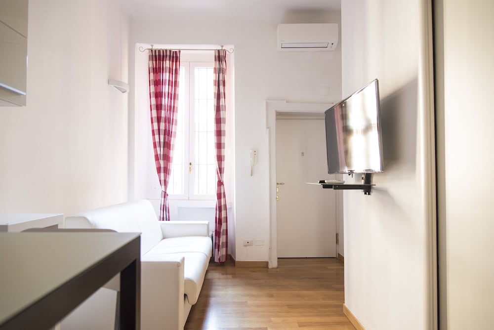 Фото White and Clean Apartment near Metro Mm1