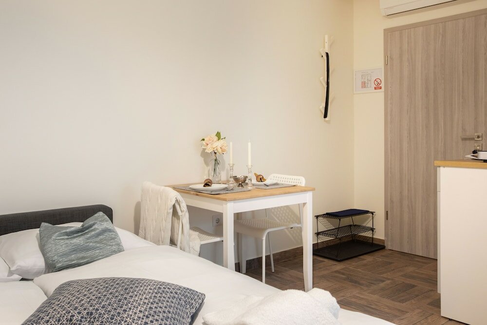 Фото Cozy and Modern Studio Near City Center