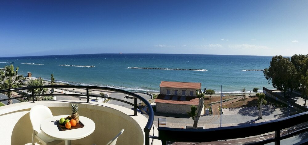 Фото Pigeon Beach Hotel Apartments