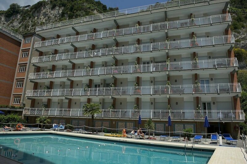 Гостиница Angelina Residence в Майори