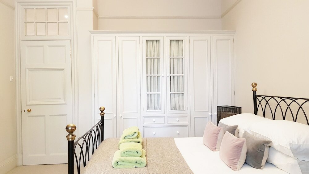 Фото Grand Edinburgh Castlehill Apartment