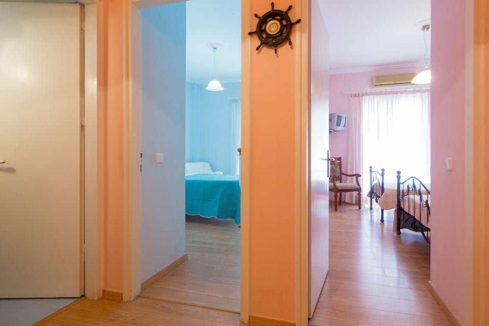 Фото Sidewalk Apartment