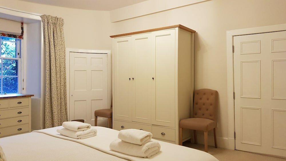 Фото Authentic Central 3-Bedroom Apartment