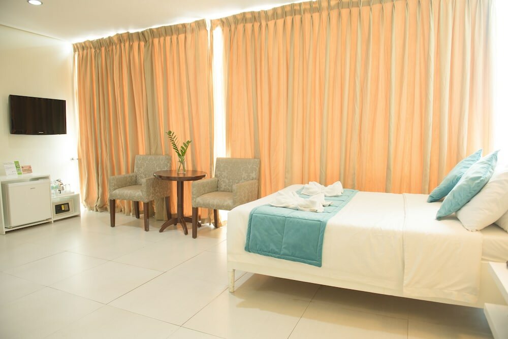 Фото Empire Suites Hotel