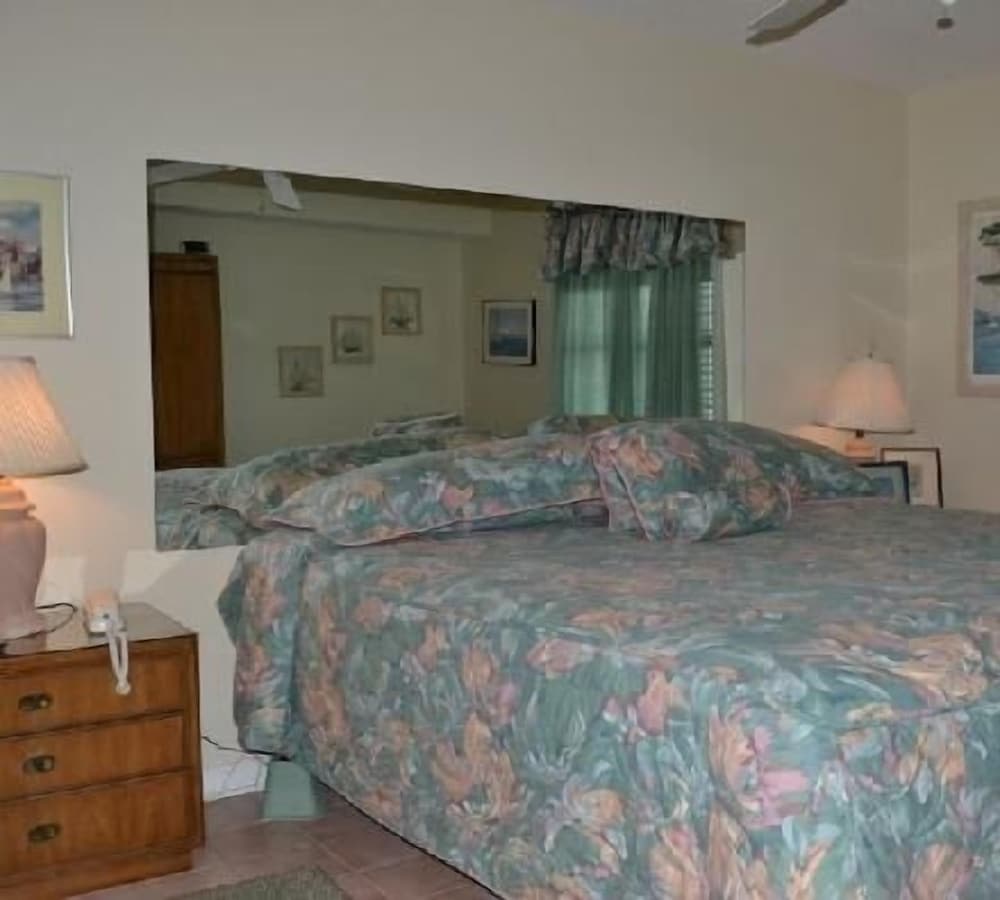 Фото Sunswept Condominiums