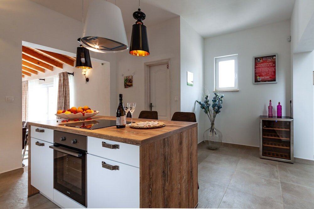 Фото Five bedroom villa Emily with pool