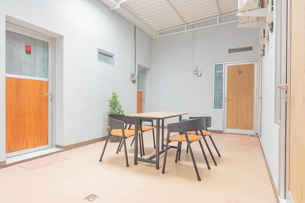 Фото RedDoorz near Alun-Alun Garut