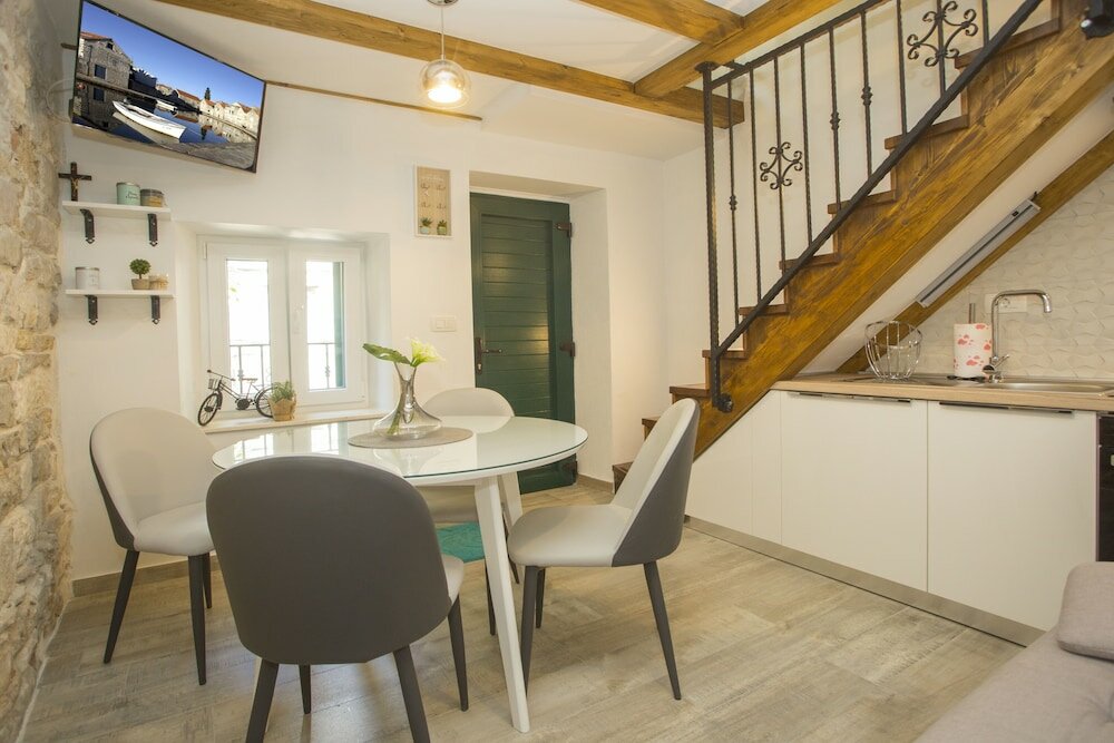 Фото Old Center Stone House