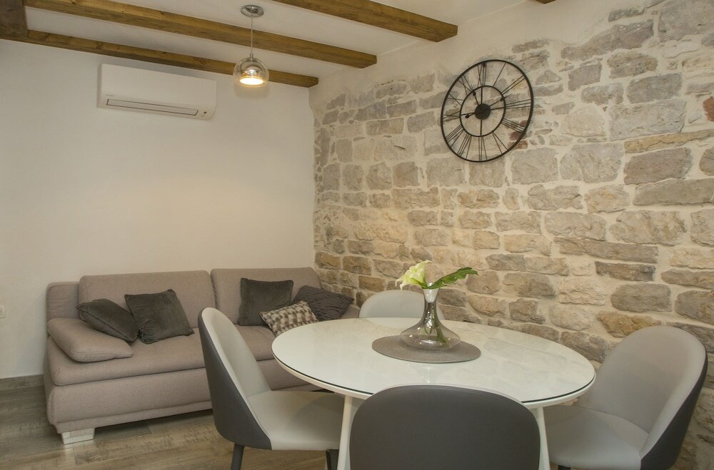 Фото Old Center Stone House