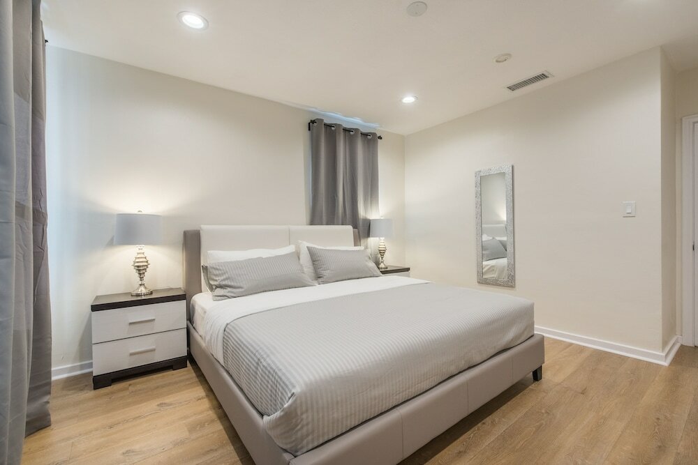 Фото Luxurious Studio City Home