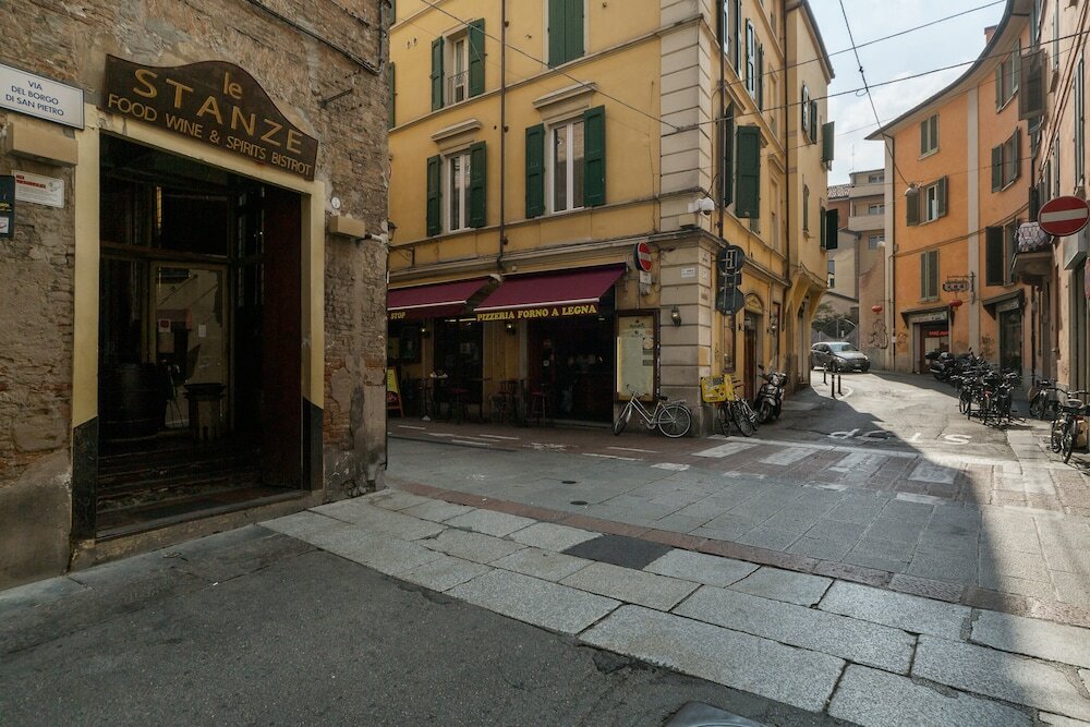 Фото University Fancy Green House