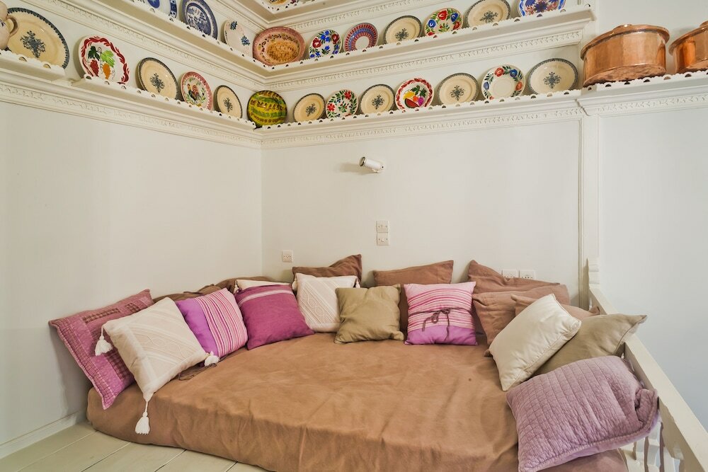 Фото White Traditional House