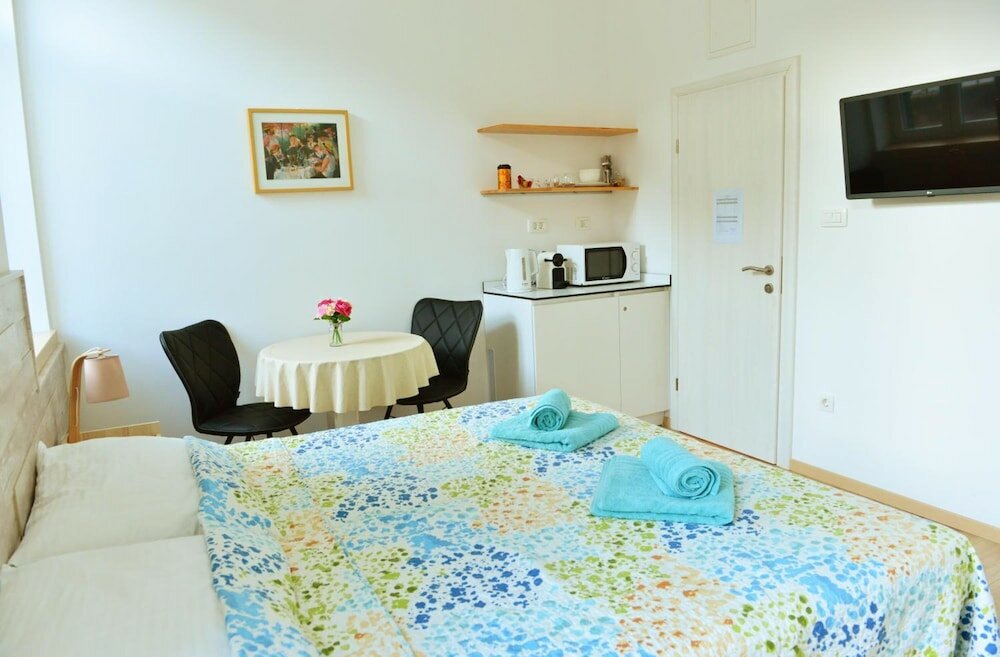 Фото En-suite Rose on Rokova Street