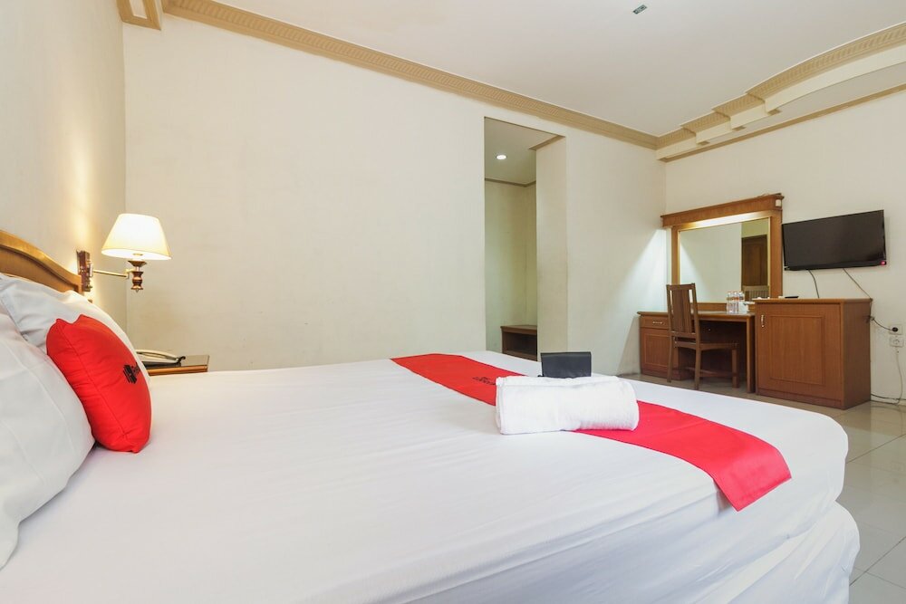 Фото RedDoorz Plus near Taman Siring