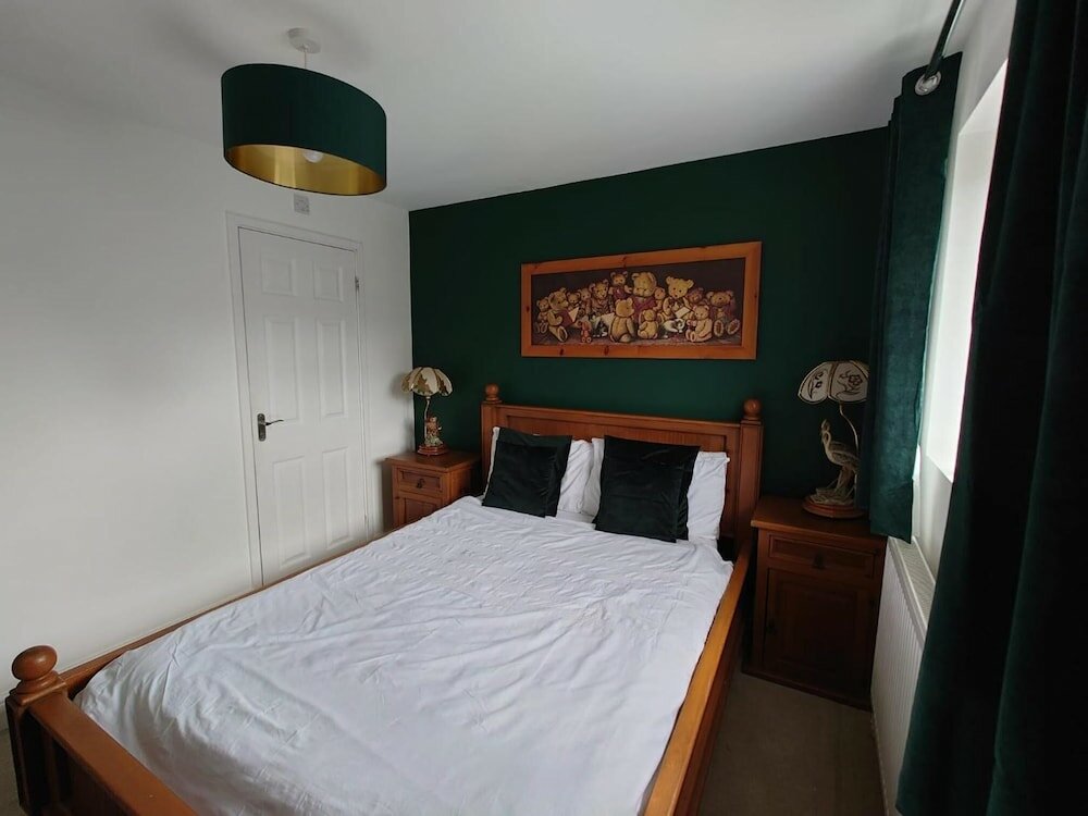 Фото Lovely Rooms in a Quiet Place of Woking