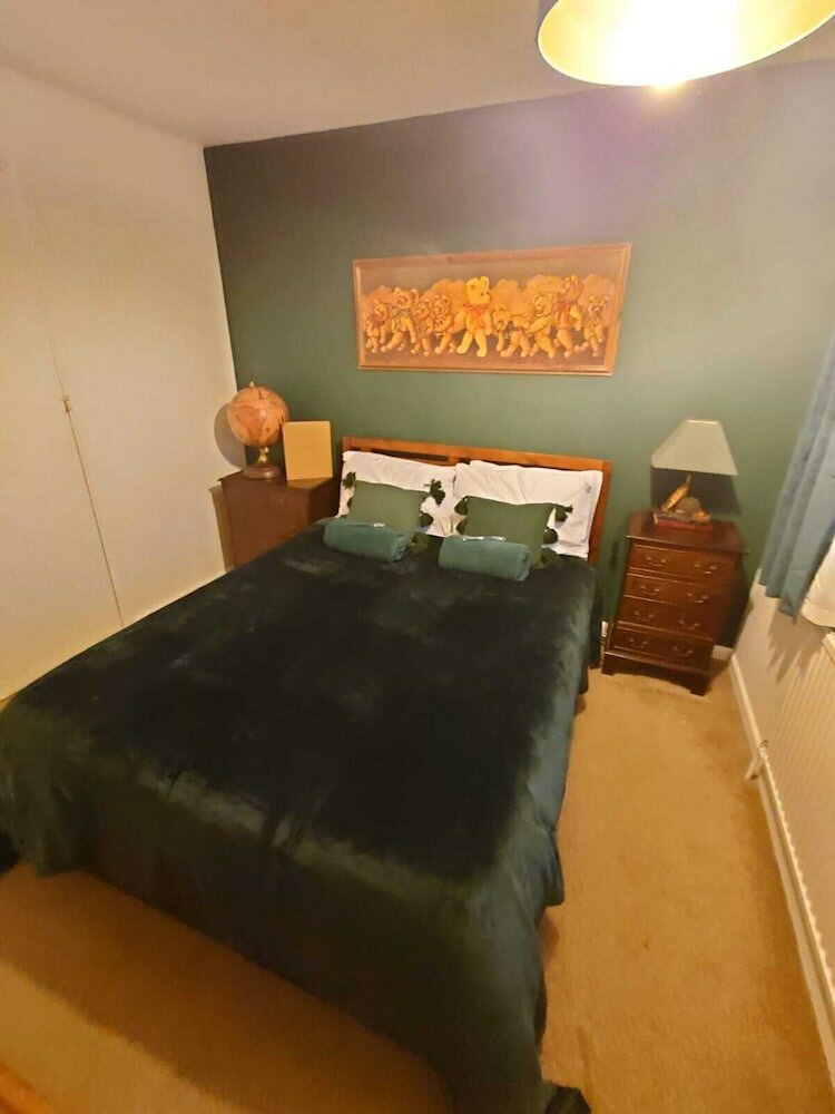 Фото Lovely Rooms in a Quiet Place of Woking