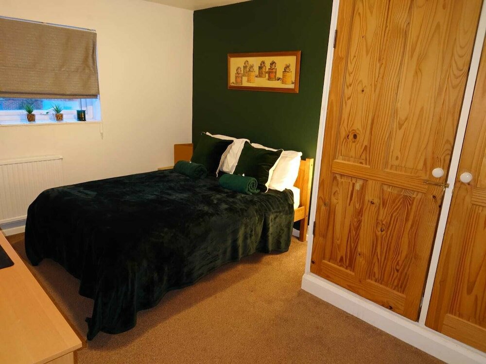 Фото Lovely Rooms in a Quiet Place of Woking