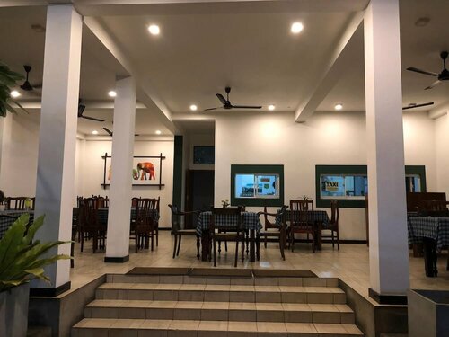 Гостиница Dasu's Restaurant & Villa в Хиккадуве