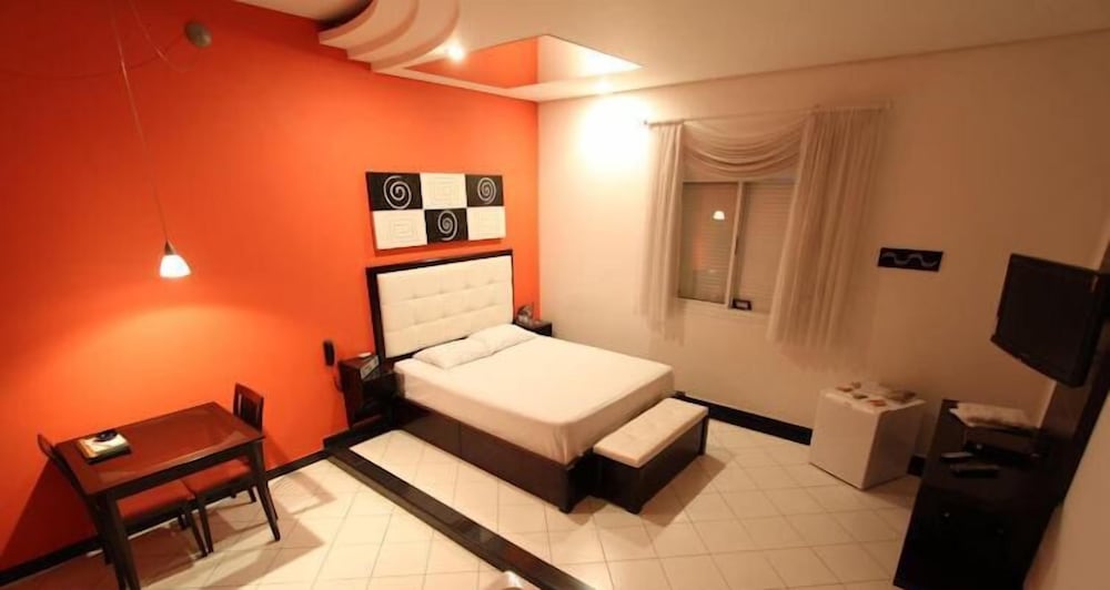 Фото Liverpool Hotel & Motel