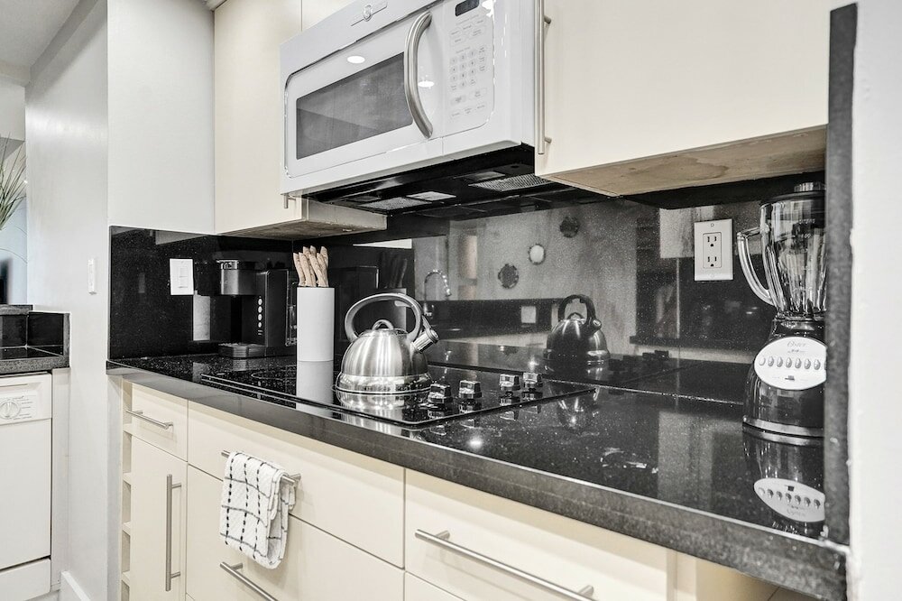 Фото 3 Bedroom Condo With Stunning Balcony View