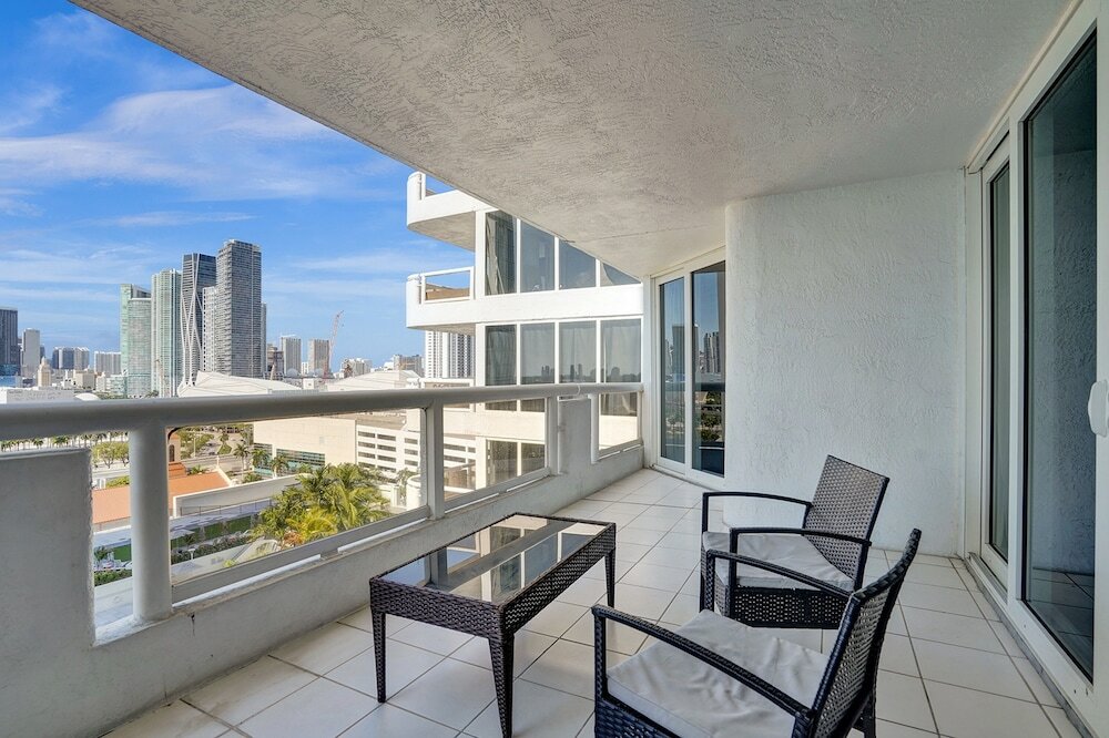 Фото 3 Bedroom Condo With Stunning Balcony View