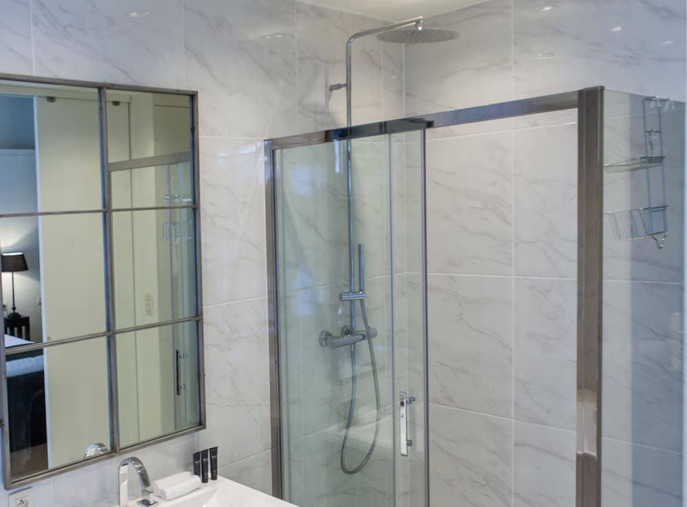 Фото B in Antwerp