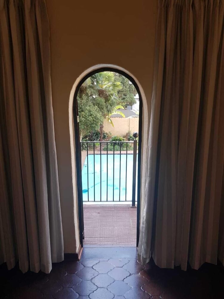 Фото Airport Tower Lodge