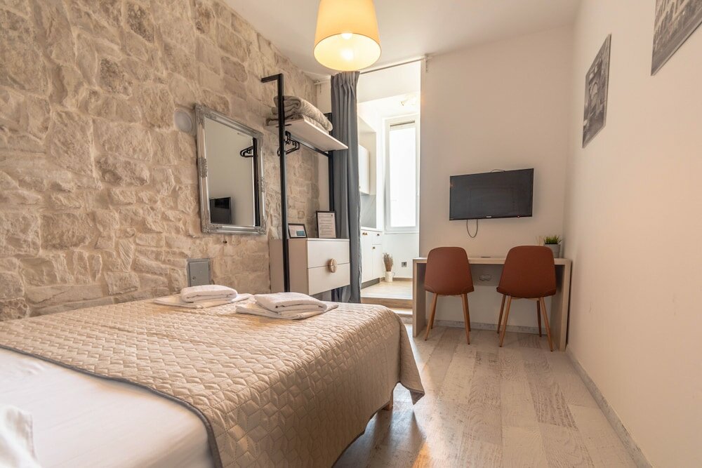 Фото City Center Studio Apartments L&b