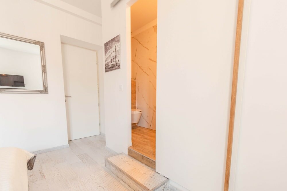 Фото City Center Studio Apartments L&b