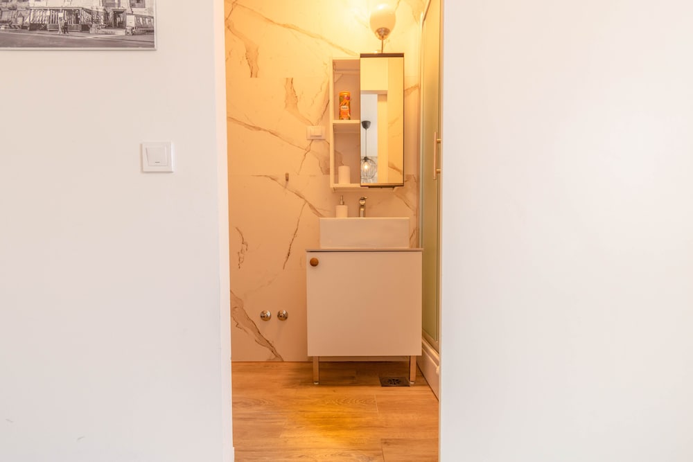 Фото City Center Studio Apartments L&b