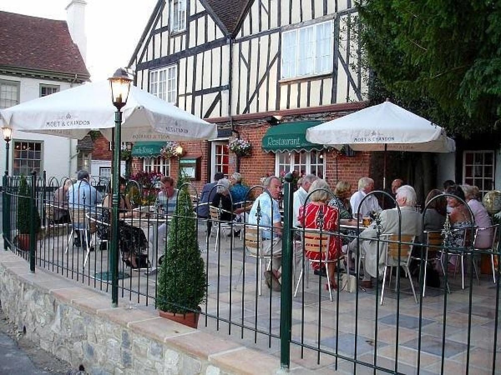 Фото Godstone Hotel