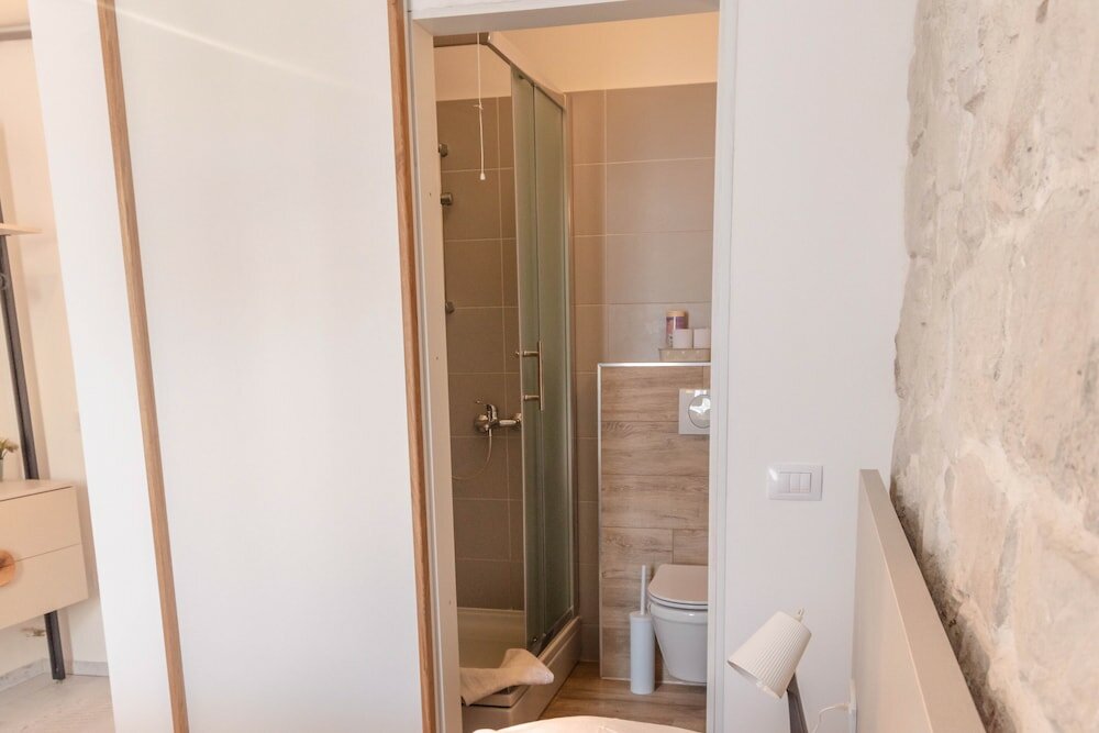 Фото City Center Studio Apartments L&b