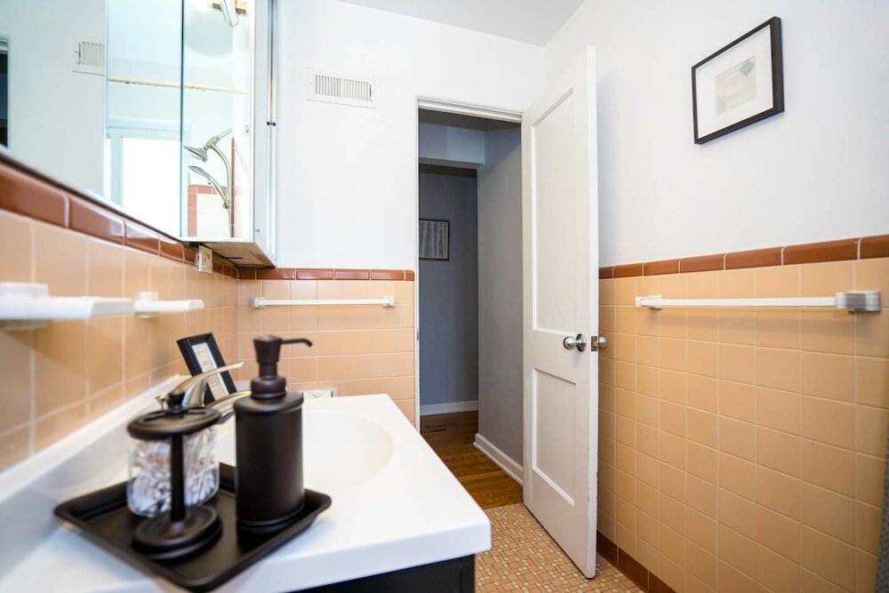 Фото The Denver Den in Mayfair Park Enormous Backyard With Grill Sleeps 7