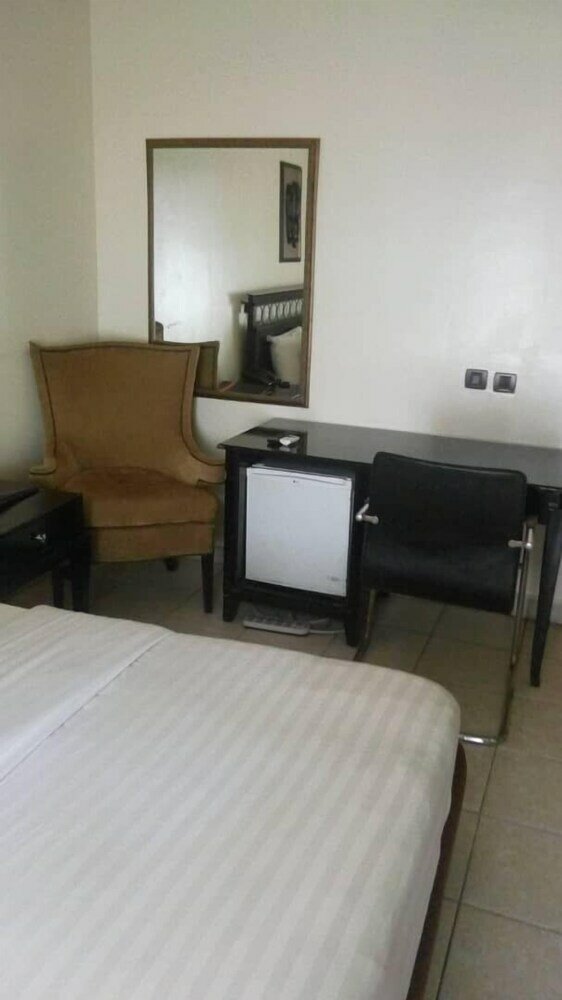 Фото Lagoon Crest Hotel